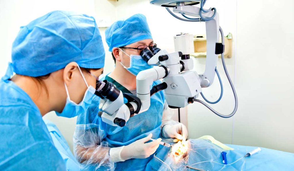 Surgeons using advanced iOCT methods for eye surgery.