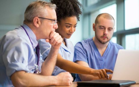 Researchers working together to identify tools for AKI treatment.