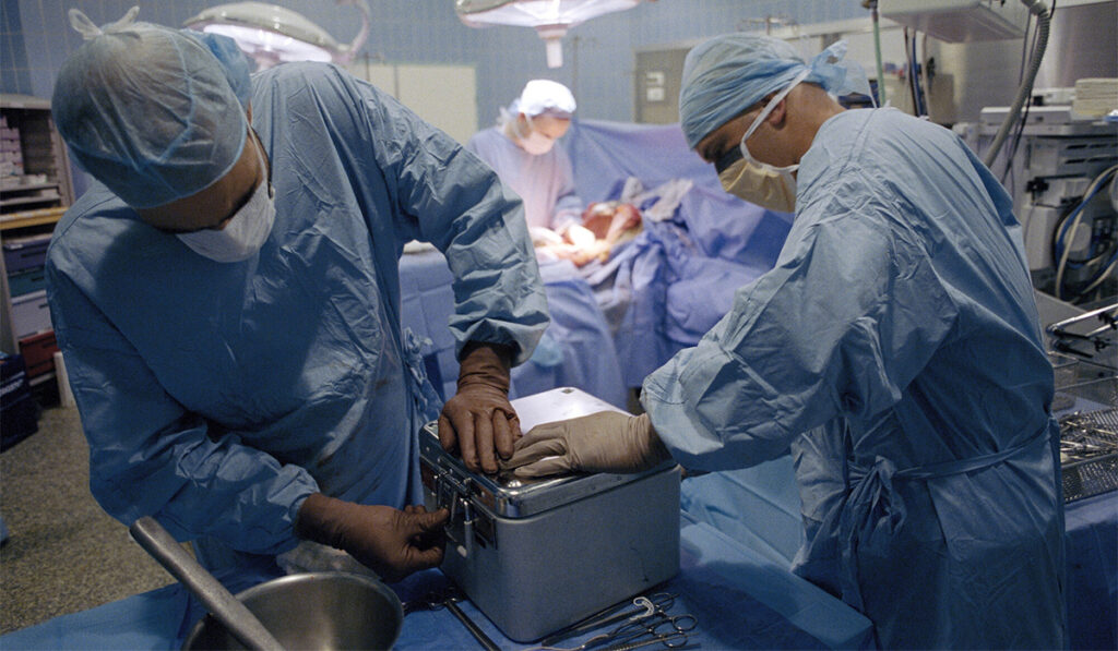 Doctors performing organ transplant surgery