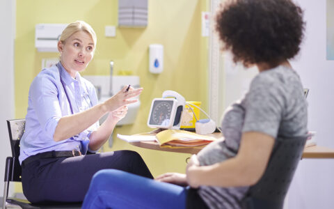 Doctor talking to pregnant woman